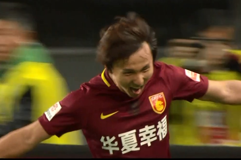 电影《八个女人一台戏》以著名的;香港中环大会堂为背景，借排演一出舞台剧为契机，戏内戏外虚实相生中描摹出一幅热闹的娱乐圈女性众生相